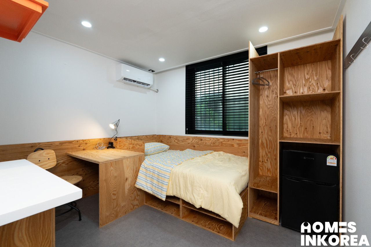 room_04_01 로고.jpg