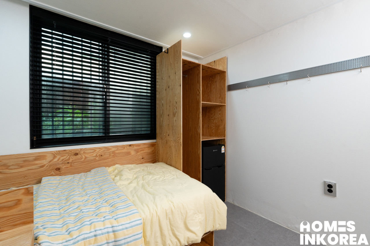 room_04_02 로고.jpg