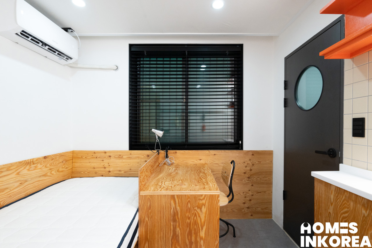 room_08_03 로고.jpg