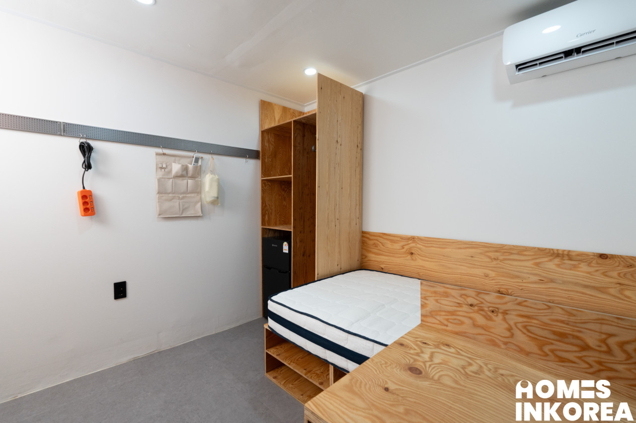 room_08_02 로고.jpg