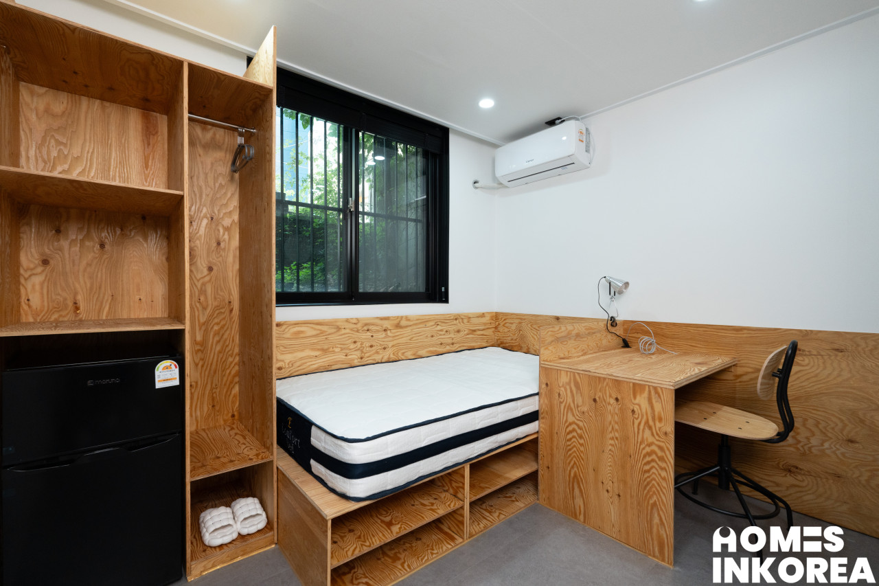 room_02_01 로고.jpg