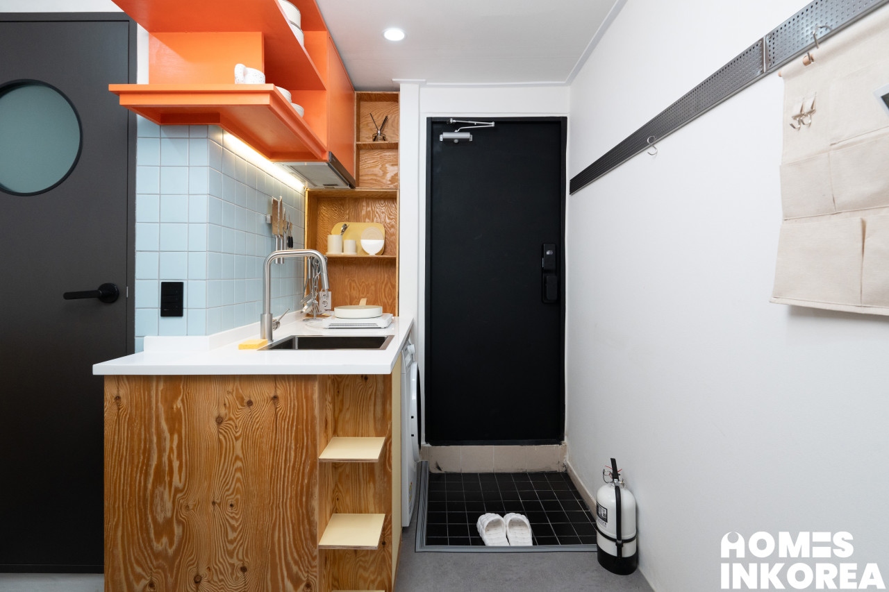 room_02_07 로고.jpg
