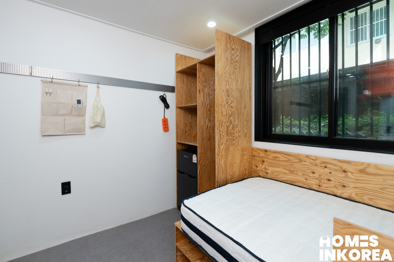 room_02_02 로고.jpg