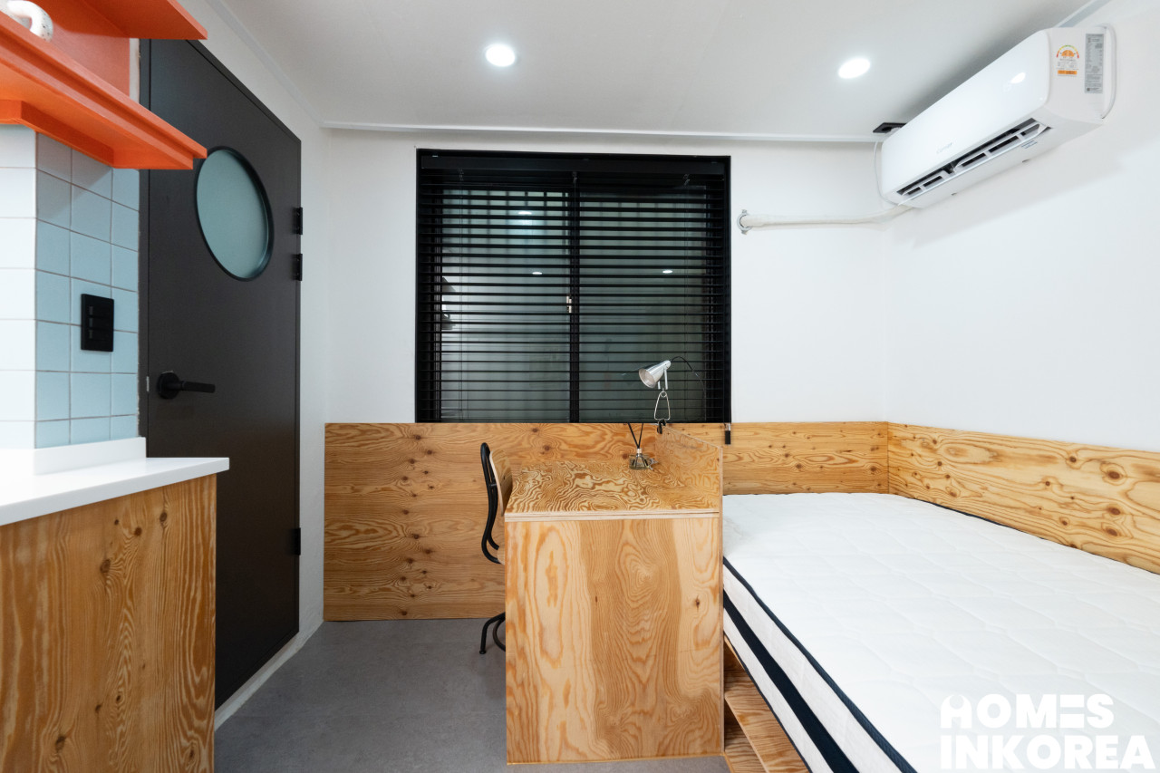 room_01_03 로고.jpg