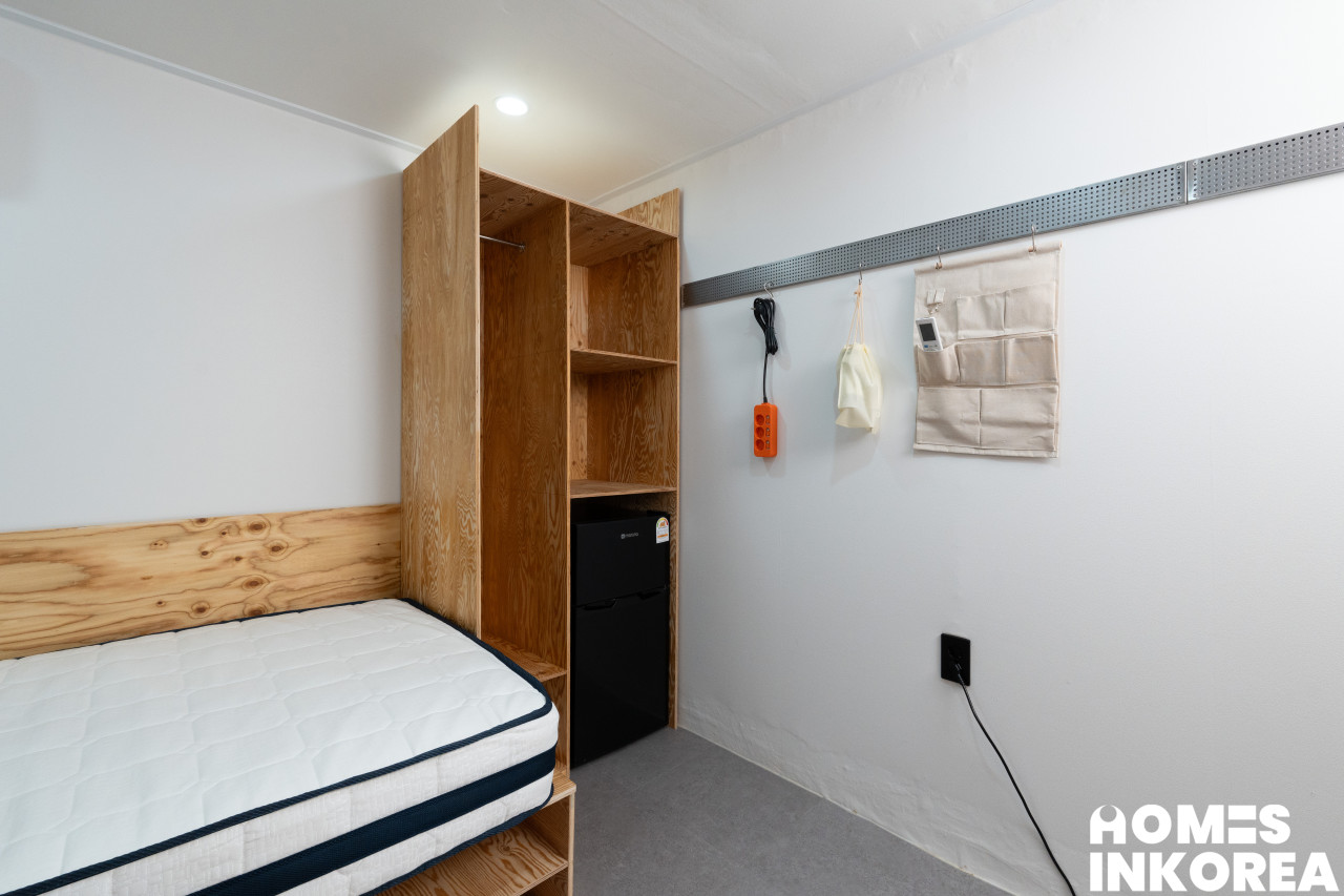 room_01_02 로고.jpg